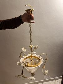 Lampadario in vetro e ottone con fiori decorativi