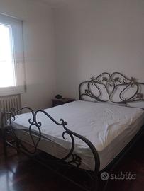 Struttura letto matrimoniale in ferro battuto