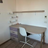 Scrivania da cameretta con sedia e mensola