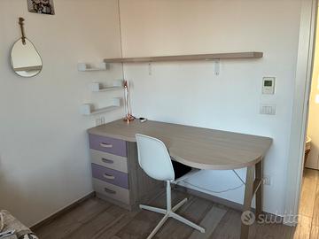 Scrivania da cameretta con sedia e mensola