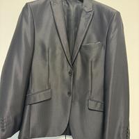 Abito, giacca e pantalone, grigio, e un altro nero