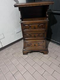 Comodino a tre cassetti