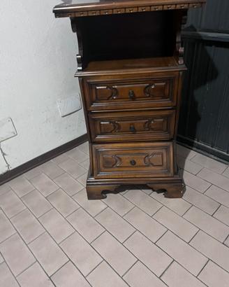 Comodino a tre cassetti