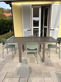 Tavolo e sedie da giardino 
