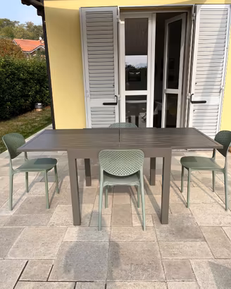 Tavolo e sedie da giardino 