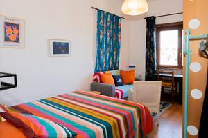 Stanza con letto matrimoniale e divano letto