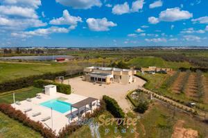 Villa con piscina e ampio giardino