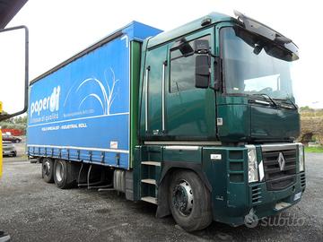 Camion tre assi renault con telo