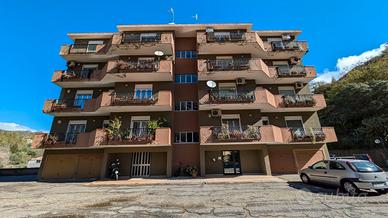 Ampio quadrilocale in via Catara Latteri con box a