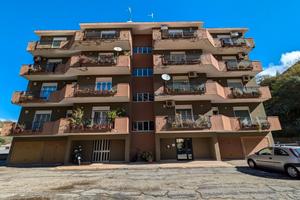 Ampio quadrilocale in via Catara Latteri con box a