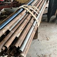 Tubi da ponteggio basette morsetti e assi di legno