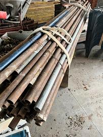 Tubi da ponteggio basette morsetti e assi di legno