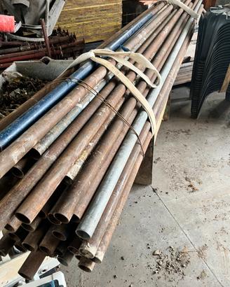 Tubi da ponteggio basette morsetti e assi di legno
