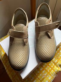 Scarpe sanitarie traforate nuove mai usate