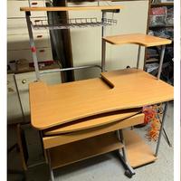 Scrivania porta pc compatta