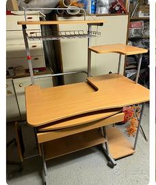 Scrivania porta pc compatta