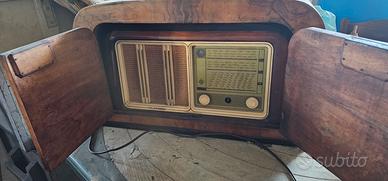 radio antica con mobile 