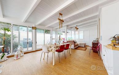 Trivani al piano rialzato, doppia veranda e box au