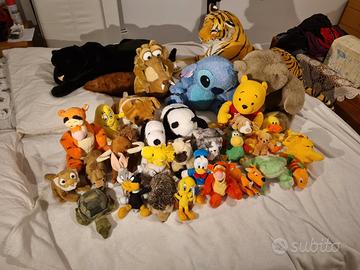 Peluches assortiti lavati e pronti per il gioco