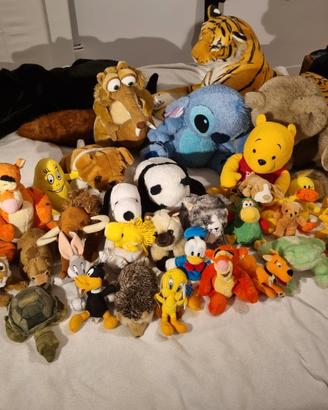 Peluches assortiti lavati e pronti per il gioco