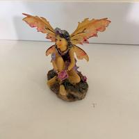 Fata elegante seduta