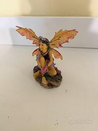 Fata elegante seduta