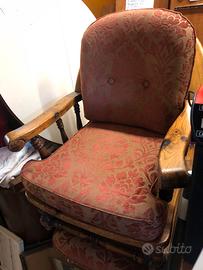 2 poltrone in legno con cuscini