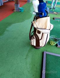Sacca da golf con 10 mazze e palline.