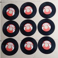 9 dischi in vinile e 12 audiocassette 