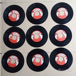 9 dischi in vinile e 12 audiocassette 