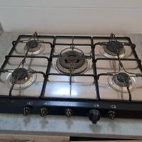 Piano cottura 5 fornelli a gas.
