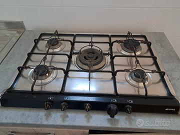 Piano cottura 5 fornelli a gas.
