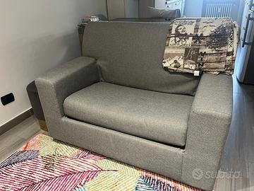 Piccolo divano letto color grigio