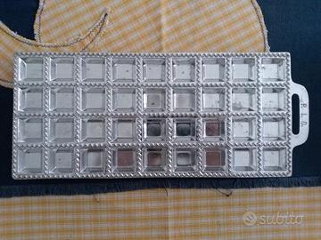 Stampo per ravioli vintage, attrezzi da cucina.
