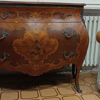 Comò Bombato Antico in Legno, intarsiato a mano.