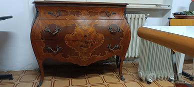 Comò Bombato Antico in Legno, intarsiato a mano.