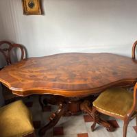 Tavolo in legno con sedie