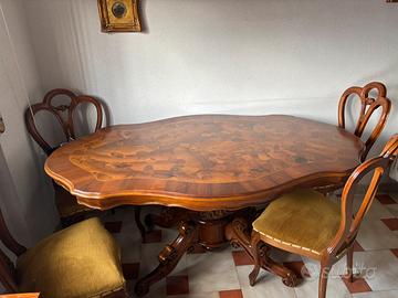 Tavolo in legno con sedie