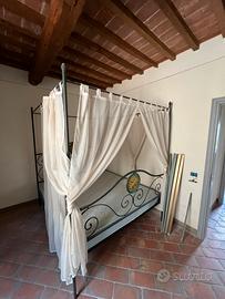 Letto a baldacchino vintage