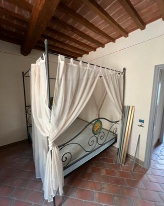 Letto a baldacchino vintage