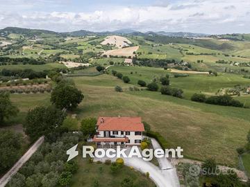 Villa di 307 m² con più di 5 locali e box auto a A