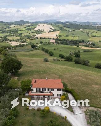 Villa di 307 m² con più di 5 locali e box auto a A