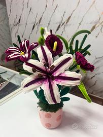 composizione in vaso con fiori in ciniglia
