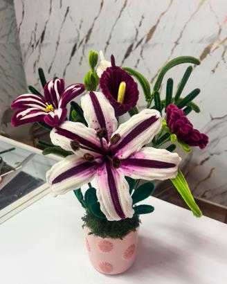 composizione in vaso con fiori in ciniglia