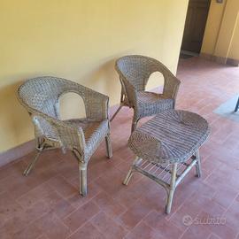 Set in vimini con 2 poltrone e un tavolino