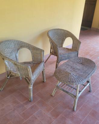 Set in vimini con 2 poltrone e un tavolino