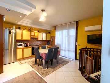 Trilocale con scoperto privato e garage