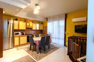 Trilocale con scoperto privato e garage