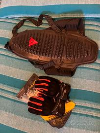 Para schiena moto Dainese e guanti Suomy