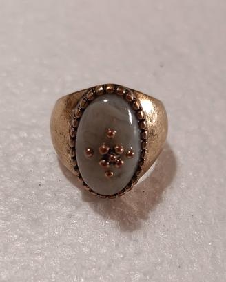 Anello vintage con pietra grigio perla